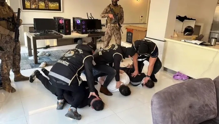 son-dakika-istanbul-balikesir-ve-diyarbakirda-es-zamanli-operasyon-yolyemezler-suc-orgutu-cokertildi-1700576473053.jpeg Son dakika: İstanbul, Balıkesir ve Diyarbakır'da eş zamanlı operasyon! "YOLYEMEZLER" suç örgütü çökertildi-3