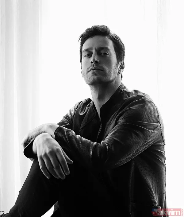 Camdaki Kız'ın Sedat'ı Feyyaz Şerifoğlu hayranlarını kırmadı! Hem çaldı hem söyledi sosyal medya damga vurdu - 1