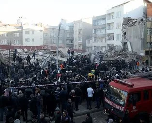 İstanbul’da bina çöktü!