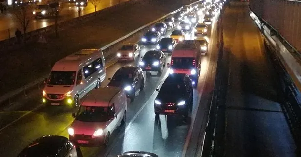 İstanbul'da trafik durdu: Yoğunluk yüzde 90'ı gördü!