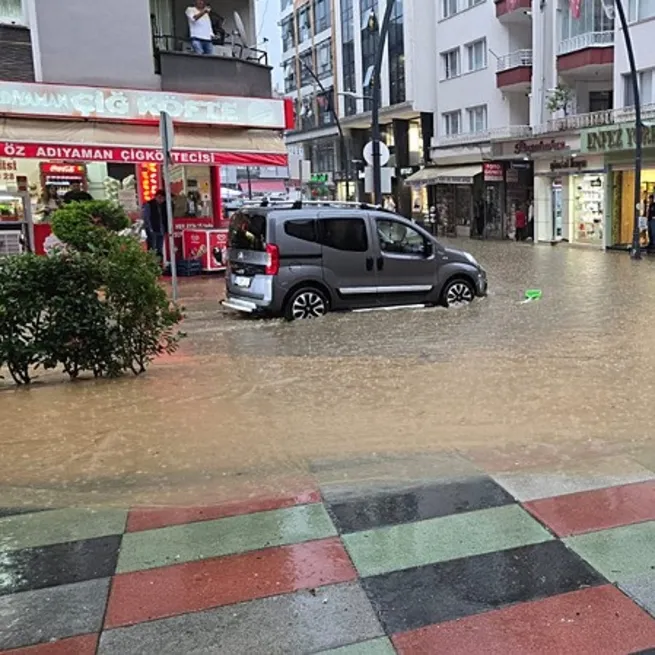 Giresun’da zor anlar | Sağanak yağış hayatı felç etti! Yollar göle döndü