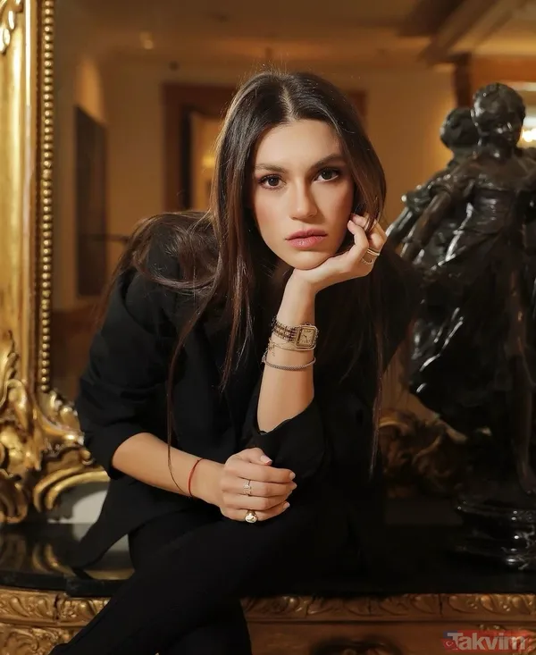 Arka Sokaklar’ın Zeliş’iydi... Yüsra Geyik dekoltede sınır tanımadı! Mini elbisesi ile öyle bir yürüdü ki! Mankenlere meydan okudu - 9