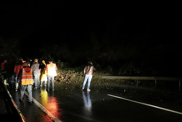 Rize'de heyelan sonucu Karadeniz Sahil Yolu'nun Artvin yönü ulaşıma kapandı-2