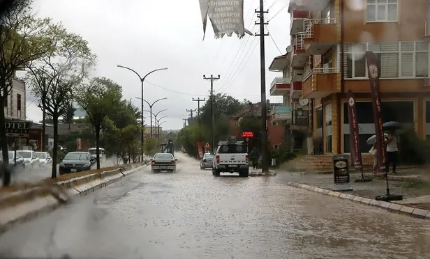 Uyarılar sonrası 3 ilde kuvvetli sağanak! Zonguldak, Kocaeli ve Sakarya'da sokak ve caddeler göle döndü-7
