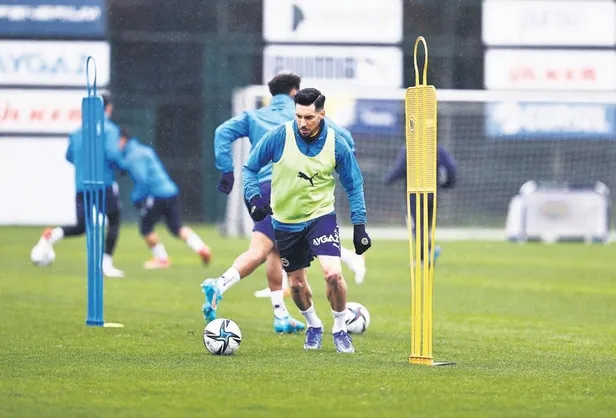 galatasarayin-yeni-transferi-pulgar-imzayi-atti-1643842866554.jpeg Galatasaray'ın yeni transferi Pulgar imzayı attı-6
