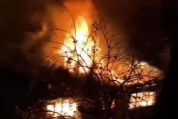 Beyoğlu’nda gecekondu alevlere teslim oldu: Patlama mahalleliyi sokağa döktü