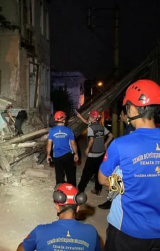 İzmir’de 3 katlı metruk binanın duvarı çöktü