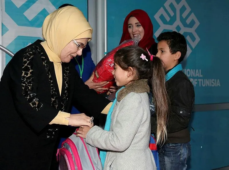 Emine Erdoğan, Maarif Okulu'nu ziyaret etti