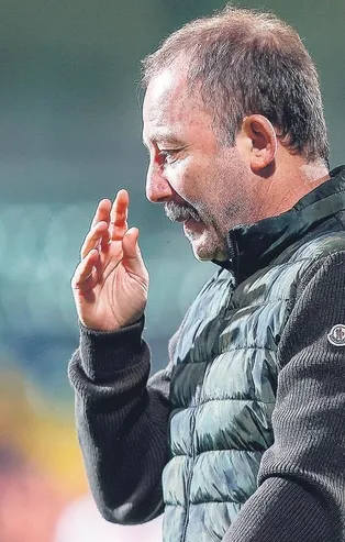 Beşiktaş’ta kritik zirve! Yönetim Sergen Yalçın'la bir araya gelerek kötü sonuçları masaya yatırılacak