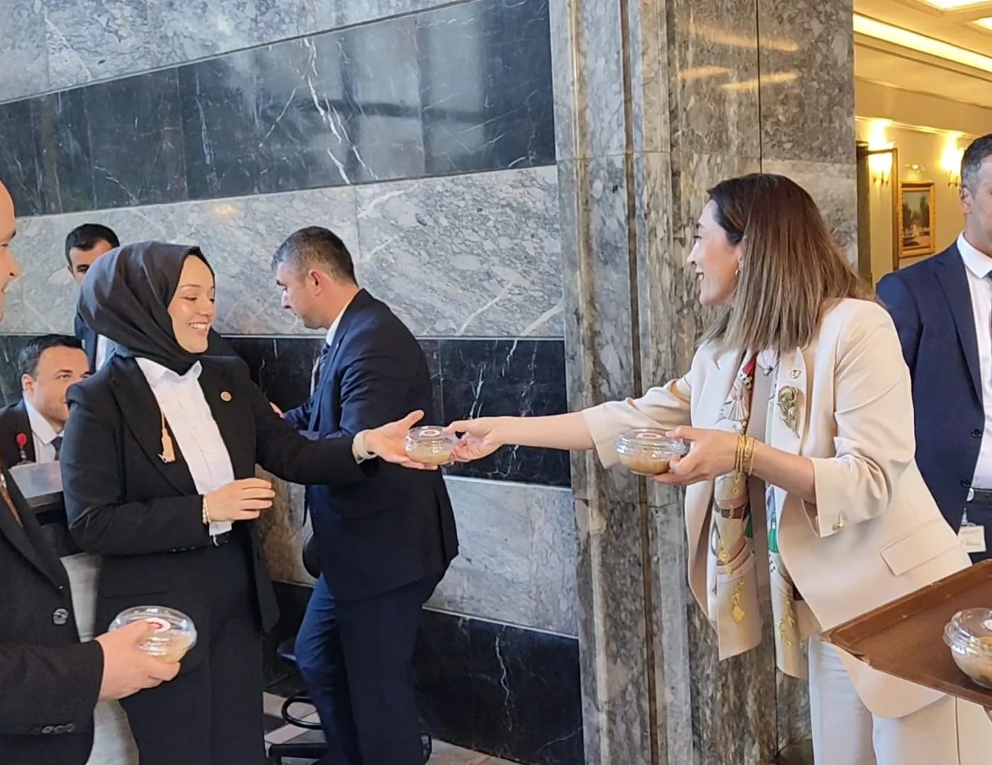 TBMM’de Muharrem ayına özel anlamlı program: Bin 500 kişilik aşure lokması paylaşıldı