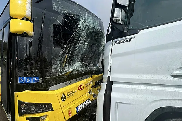 SON DAKİKA! Sancaktepe'de İETT otobüsü ile TIR kafa kafaya çarpıştı
