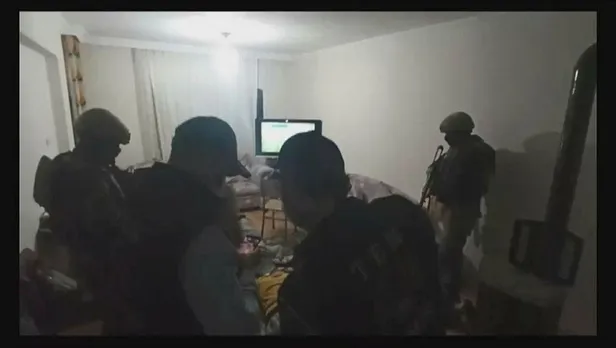 SON DAKİKA: İzmir merkezli 12 ilde terör örgütlerine şafak baskını: Çok sayıda şüpheli gözaltına alındı-4