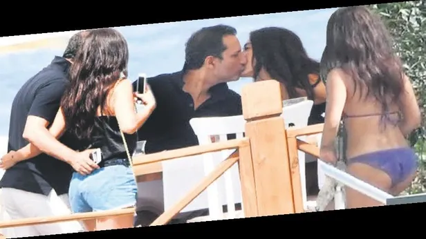 Rafet El Roman, dudak dudağa yakalandığı Derya Ürkmez ile 14 Şubat konseri verdi-2