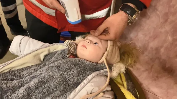 ukrayna-rusya-savasindan-kacan-7-aylik-asia-romanya-siret-sinir-kapisinda-umke-ekipleri-tarafindan-tedavi-edil-1646747038617.jpg Ukrayna Rusya savaşından kaçan 7 aylık Asia Romanya Siret Sınır Kapısı'nda UMKE ekipleri tarafından tedavi edildi-3