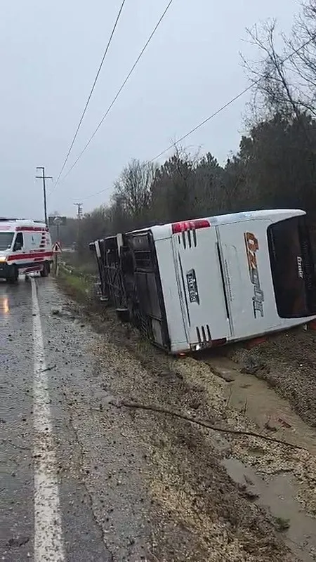 1774101358493.jpeg Yağışlı havada dönüş yolunda facia: Polislerin bulunduğu otobüs devrildi, yaralılar var-3