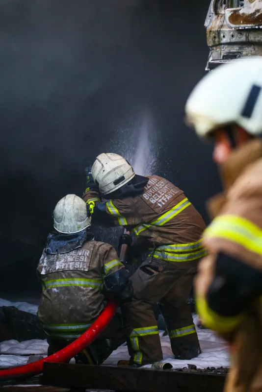 İzmir Çiğli'de korkutan yangın! Madeni yağ deposu alev alev yandı - 2