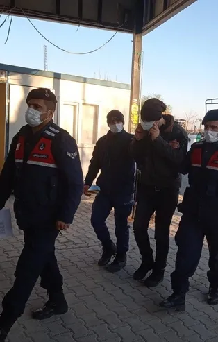 Son dakika: İzmir açıklarında tekneyle yurt dışına kaçmaya çalışırken yakalanan FETÖ şüphelilerinden 26'sı tutuklandı