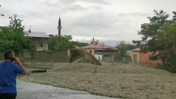 erzincanda-yagis-sonrasi-sel-1693317899953.jpeg Erzincan'da yağış sonrası sel!-3