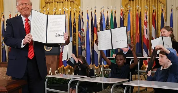 ABD’de Eğitim Bakanlığı tarih oluyor: Trump imzayı yanında öğrencilerle attı