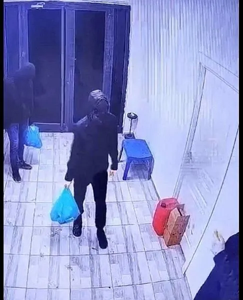 diyarbakirda-pkknin-saldiri-girisimi-engellendi-maskeli-teroristler-guvenlik-kamerasina-yansidi-1704531445276.jpeg Diyarbakır’da PKK'nın saldırı girişimi engellendi! Maskeli teröristler güvenlik kamerasına yansıdı-2