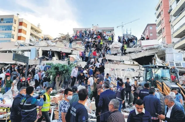Geçmiş olsun Türkiye! İzmir 6.9 şiddetindeki depremle dehşeti yaşadı