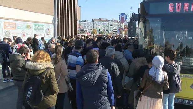 Son dakika: İstanbul'da ulaşım çilesi! Metro seferleri durdu, metrobüs arızalandı-6