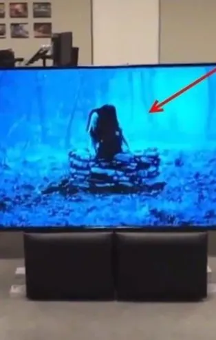 Filmdeki sahne bir anda gerçek oldu! Evdeki televizyonun içinden çıkıp...