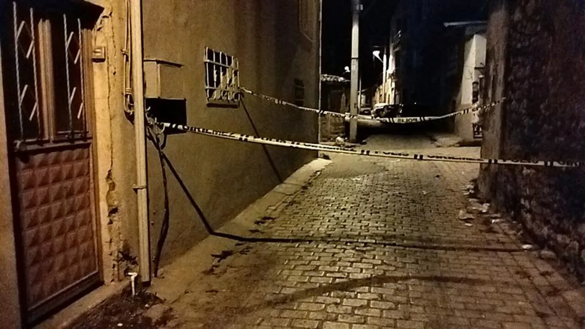 Manisa'da aile vahşeti! Sokakta karşılaştığı amcasını 3 yerinden bıçakladı