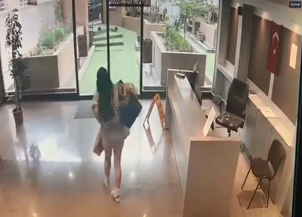 kagithanede-iranli-isadaminin-500-bin-liralik-ziynet-esyasi-ve-1000-dolarini-calan-mini-etekli-hirsiz-dovmesin-1655126891829.jpg Kağıthane'de İranlı işadamının 500 bin liralık ziynet eşyası ve 1000 dolarını çalan mini etekli hırsız dövmesinden tanınarak yakalandı-8