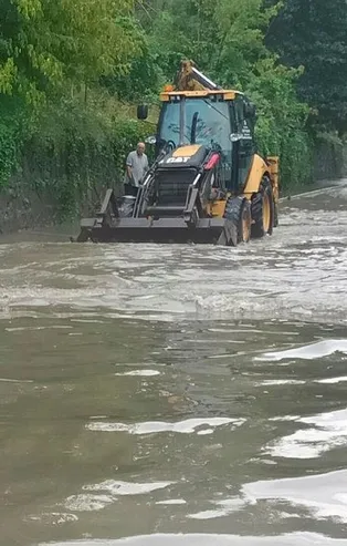 İstanbul'da yağmur sokakları göle çevirdi