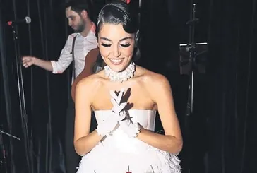 Kostüm şov! Hande Erçel, 30. yaşını verdiği kostüm partisiyle kutladı