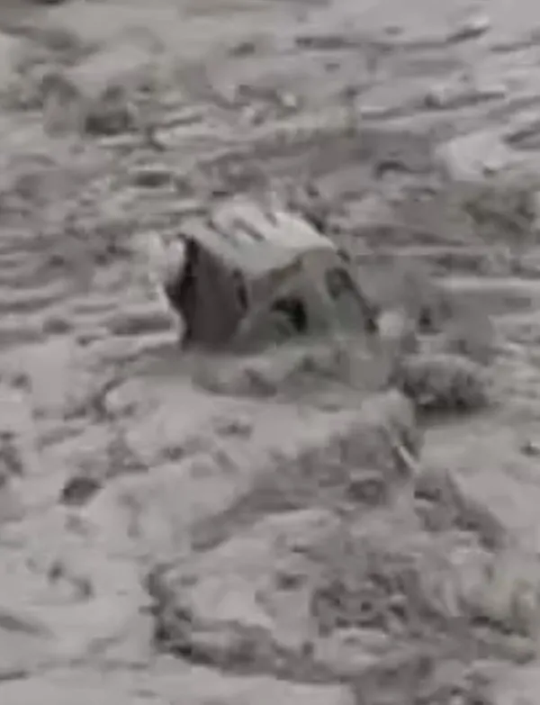 Sinop'ta korkutan görüntü! Kuvvetli sağanak sonrası Ayancık Çayı taştı araçlar sürüklendi: O anlar kamerada-4