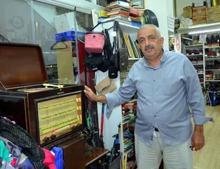 25 yıldır uçakta unutulan eşyaları satıyor... Telefon da var takma diş de