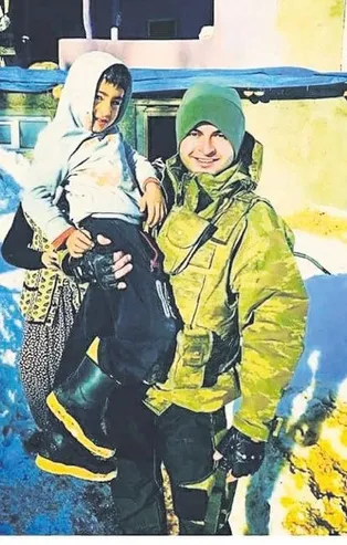 Şehit Çavuş Yavuz Kahraman ile terör kurbanı Ayaz Güloğlu fotoğraf çektirmiş