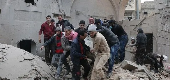 Halep kentinin Etarib ilçesinde bir camiye namaz vakti düzenlenen hava saldırısında 58 kişi hayatını kaybetti