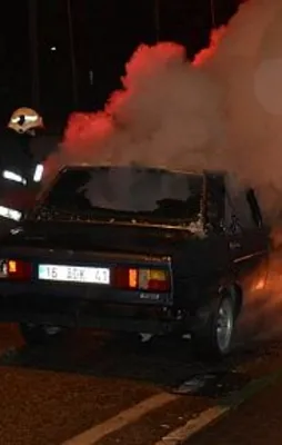 Kaza yapan sürücü otomobilini ateşe verdi