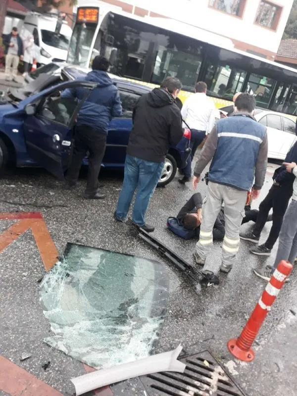 Üsküdar'da feci kaza! İETT otobüsüyle otomobil kafa kafaya çarpıştı-4