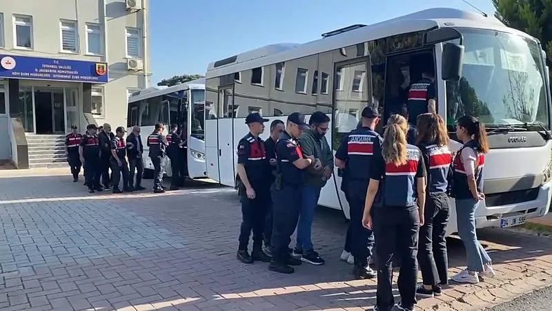  20 şüpheli İstanbul İl Jandarma Komutanlığı'ndaki işlemlerinin ardından adliyeye sevk edildi. (DHA)