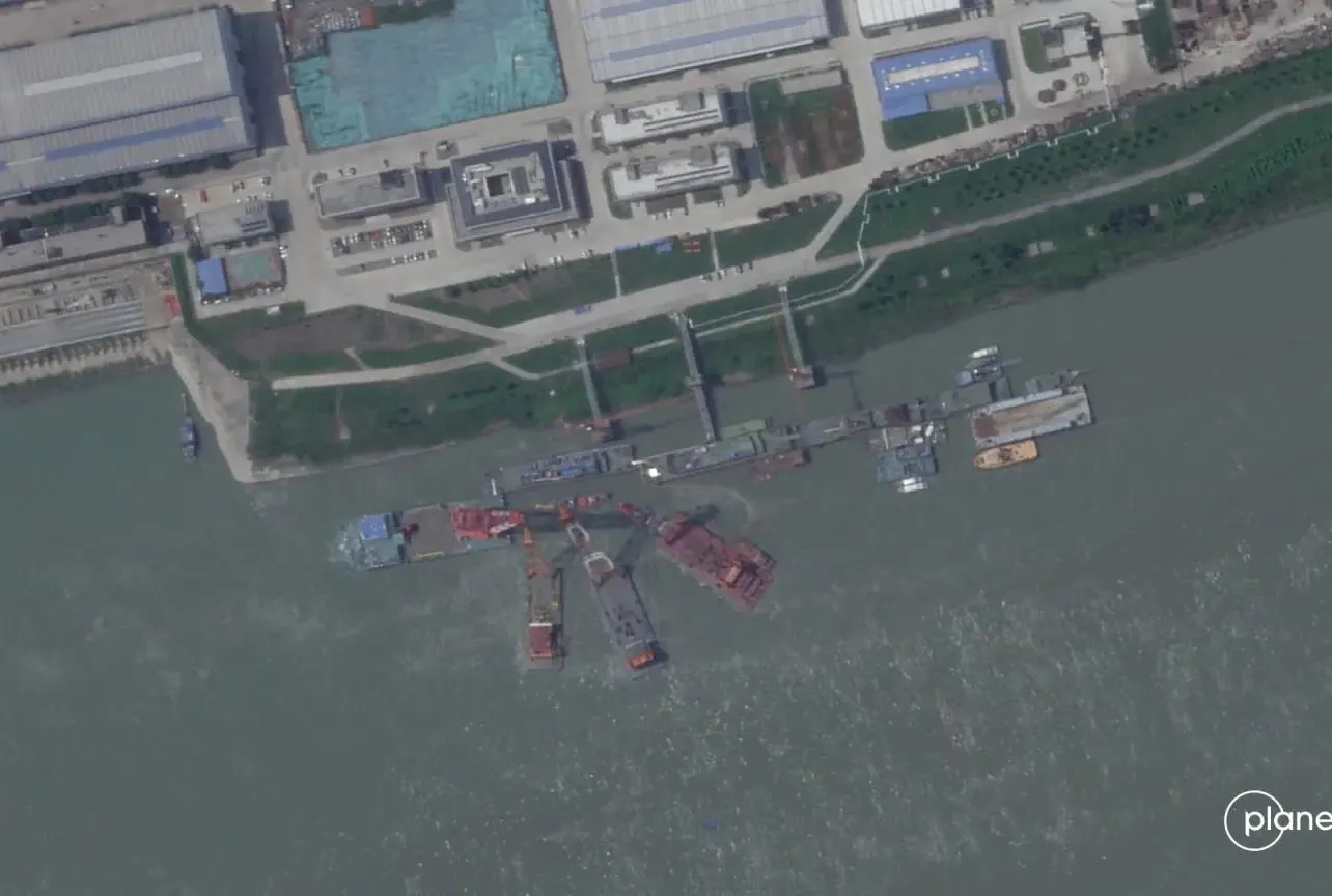 Çin nükleer denizaltısı tersanede battı