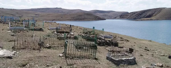 erzurum-palandoken-baraj-golunde-sular-cekildi-mezarlar-ortaya-cikti-kemikler-kiyiya-vurdu-1631349672120.jpg
