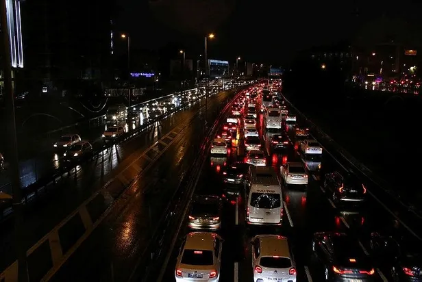 Son dakika: İstanbul'da fırtına sonrası trafik yoğunluğu! Yüzde 80'e ulaştı-1