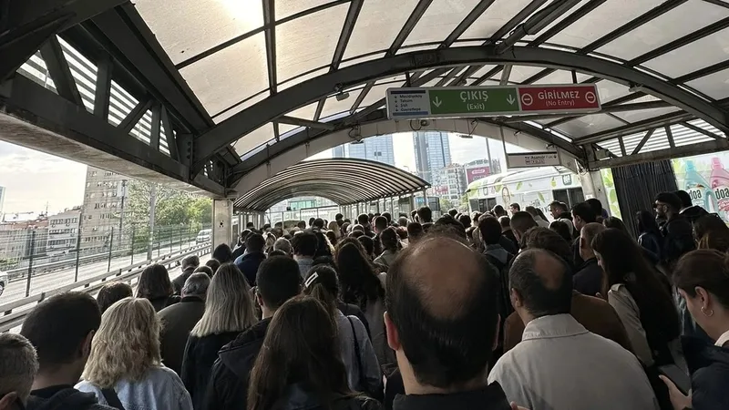 Yürümeyen merdiven! Mecidiyeköy metrobüs durağındaki yürüyen merdiven arızası yoğunluğa neden oldu-3