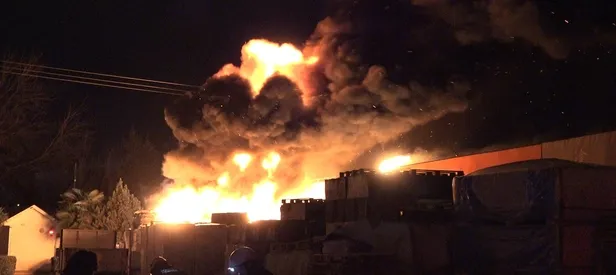 Trafodan çıkan kıvılcımlar geceyi aydınlattı