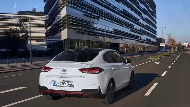 Hyundai i30 Fastback N Line, daha sportif görünümüyle geldi-4