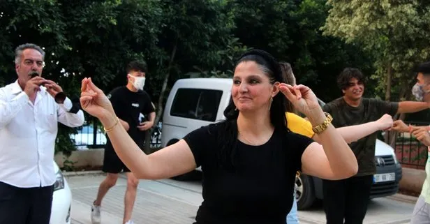 Adana’da 18 yıllık eşinden boşanan 42 yaşındaki kadın davullu zurnalı kutlama yaptı