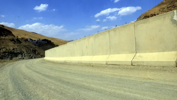 turkiye-iran-sinirina-43-kilometre-kilometre-beton-duvar-oruldu-1630302737018.jpg
