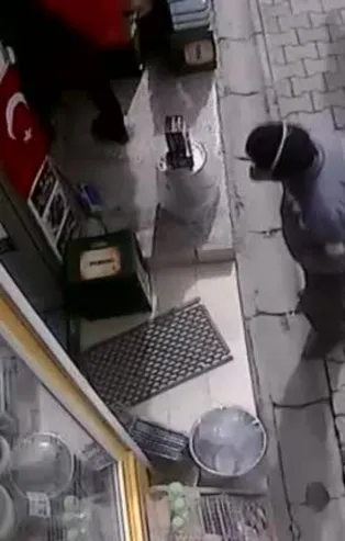 Bayrağı öpmek için herkesin gitmesini bekledi! Yer: Sivas Divriği