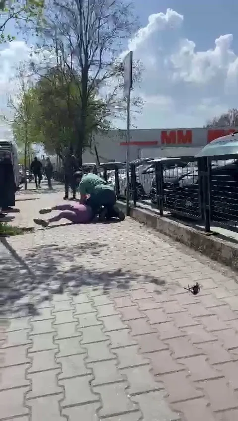 1651239857343.jpg Kıskançlık kavgası karakolda son buldu! Saatlerce sevgilisinin üzerinde oturdu-5