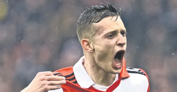 Ezeli rakipler transferde çalım atma peşinde! Cimbom’un listesinde yer alan Paredes’e Fenerbahçe talip...