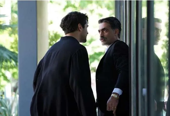 yali-capkini-ferit-oldu-mu-yali-capkini-gercek-hikayede-ferit-oluyor-mu-9-haziran-2023-sezon-finalinde-ferit-v-1686341685733.jpg Yalı Çapkını gerçek hikayede Ferit ölüyor mu? YALI ÇAPKINI FERİT ÖLDÜ MÜ? 9 Haziran 2023 Sezon finalinde Ferit vuruldu mu?-4